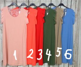 Nagyon csinos színes  lenge ruha ,válla fodros,háta csipkés 