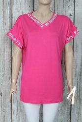 Hosszított színes írásos díszítésű felső